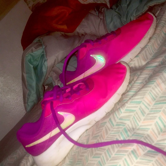 Pink nikes - Picture 1 of 1